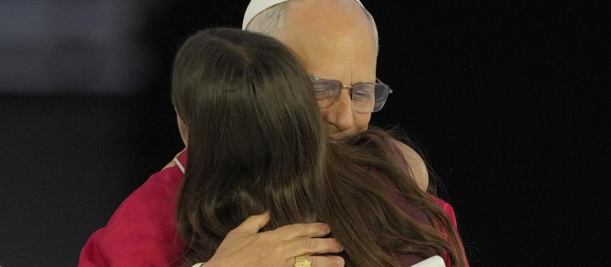 BARCELONA, 09/06/2026.- El papa León XIV abraza a una mujer durante la vigilia que celebra con 40.000 personas este martes en el Estadio Olímpico de Barcelona. EFE/Alejandro García