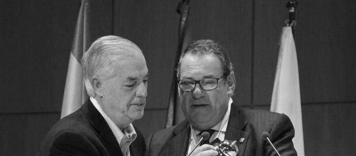 Valentín Ugalde (izq.) recibe de manos de Joan Molas, entonces presidente de CEHAT, el reconocimiento por su labor como gerente de la patronal durante años