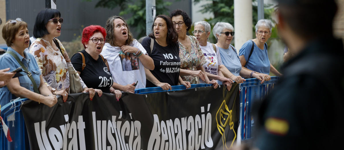 Imagen de representantes de la concentración de víctimas de la dana ante la declaración de Susana Camarero en el Juzgado de Catarroja.