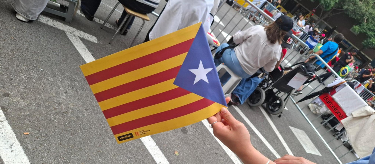 Una de las banderas independentistas que está repartiendo un grupo vinculado a la ANC, Òmnium y el Consell de la República