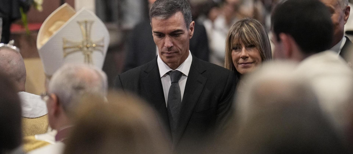 Pedro Sánchez y Begoña Gómez en la misa de León XIV en la Sagrada Familia