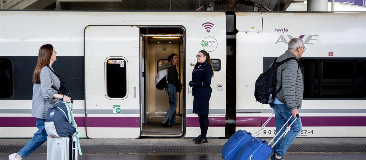 Pasajeros se suben a un tren AVE destino Málaga que sale de la estación de Atocha.