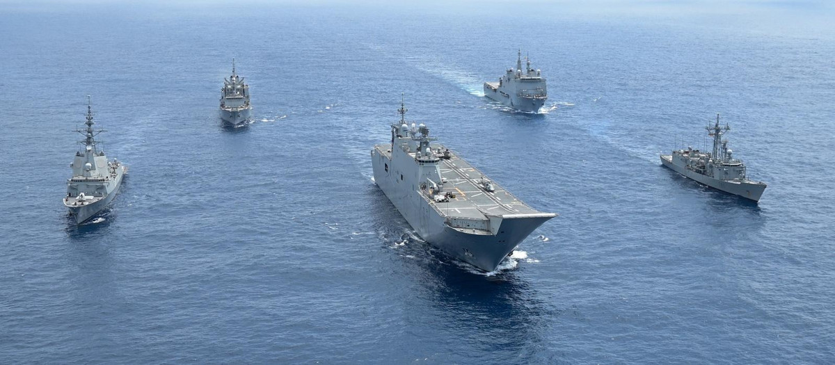Imagen aérea de la fuerza naval 'Despliegue Atlántico 26' liderada por el portaaeronaves Juan Carlos I