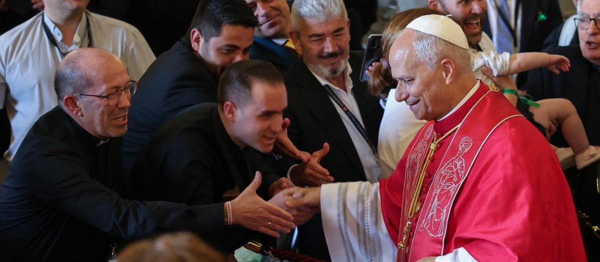 León XIV durante un encuentro con obispos, sacerdotes, diáconos, religiosos, seminaristas y agentes pastorales en la catedral de Santa Ana