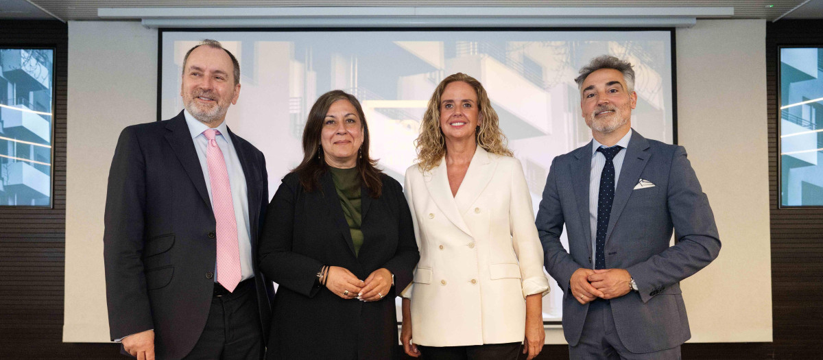 De izquierda a derecha, el director del Foro Cañada Blanch, Andrés Rodríguez-Pose; la exvicealcaldesa de Viena Maria Vassilakou; la presidenta de ASVAL, Helena Beunza, y Pedro Álvarez Ondina, economista de Caixabank Research