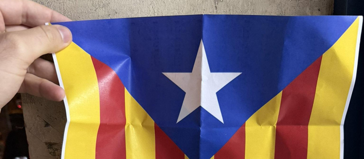 Detalle de una de las esteladas que estaban repartiendo a los coristas de la Sagrada Familia