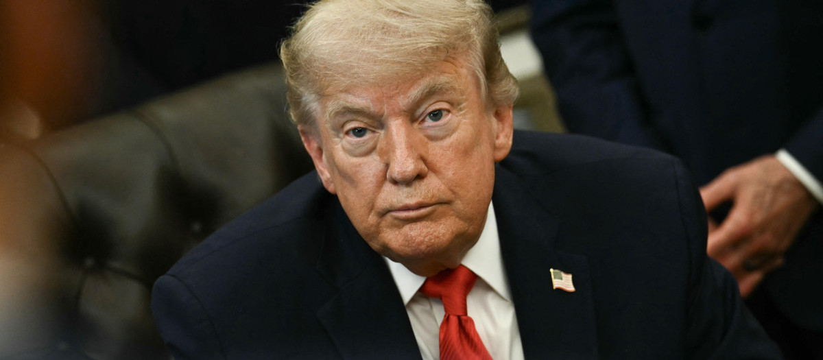 El presidente estadounidense Donald Trump pronuncia un discurso antes de firmar una proclamación en el Despacho Oval de la Casa Blanca en Washington, D.C