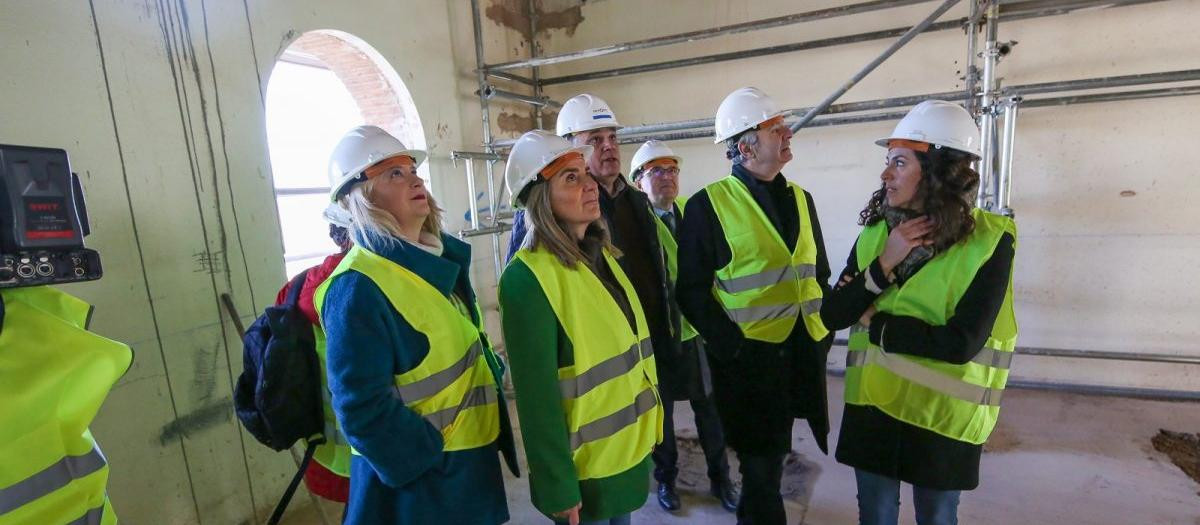 Leire Díez visitando las obras del Museo Postal en Toledo, junto a la por entonces alcaldesa, Milagros Tolón