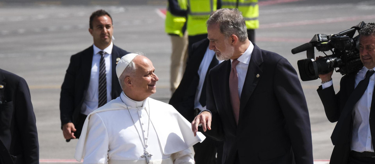 El Rey ha acompañado al Papa hasta el Falcon de la Fuerza Aérea Española que le ha cedido para que regrese