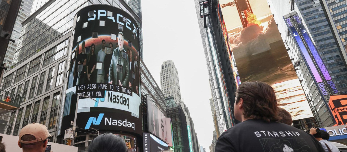 Expectación en Nueva York durante la salida a Bolsa de SpaceX, este viernes