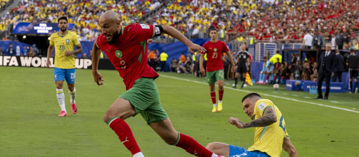 Roger Ibañez (d) de Brasil disputa el balón con Noussair Mazraoui de Marruecos