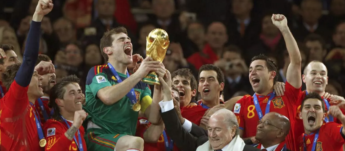 Iker Casillas levanta al cielo de Johannesburgo (Sudáfrica) la Copa del Mundo 2010 que ganó España