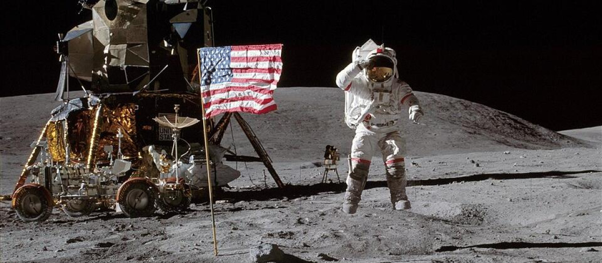 John Young, comandante de la misión Apolo 16, saluda a la Bandera Americana en la superficie lunar