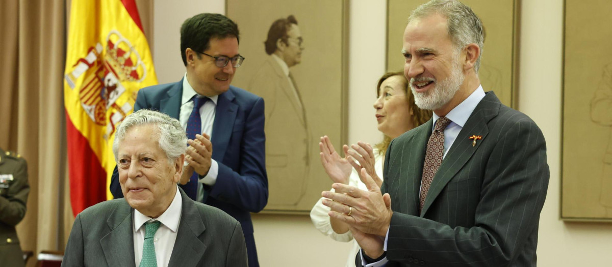 El Rey entrega el Premio 15 de junio a los Valores Constitucionales al periodista Miguel Ángel Aguilar en el Congreso de los Diputados