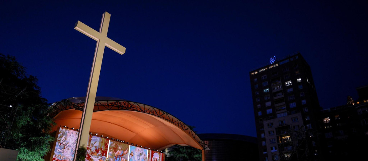 La gran cruz instalada en la Plaza de Lima para la vigilia del Papa León XIV con los jóvenes