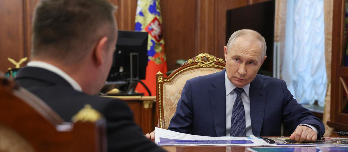 El presidente ruso, Vladimir Putin conversa con su ministro de Transportes, Andrey Nikitin, este lunes en Moscú
