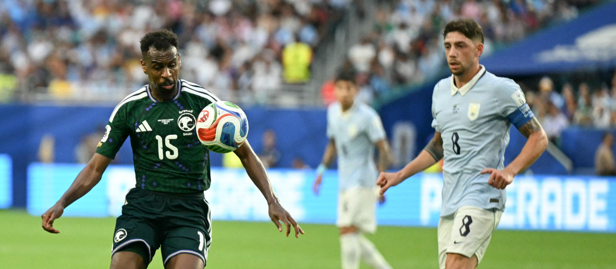 Abdullah Al-Khaibari y Fede Valverde luchan por un balón en el Arabia Saudí - Uruguay