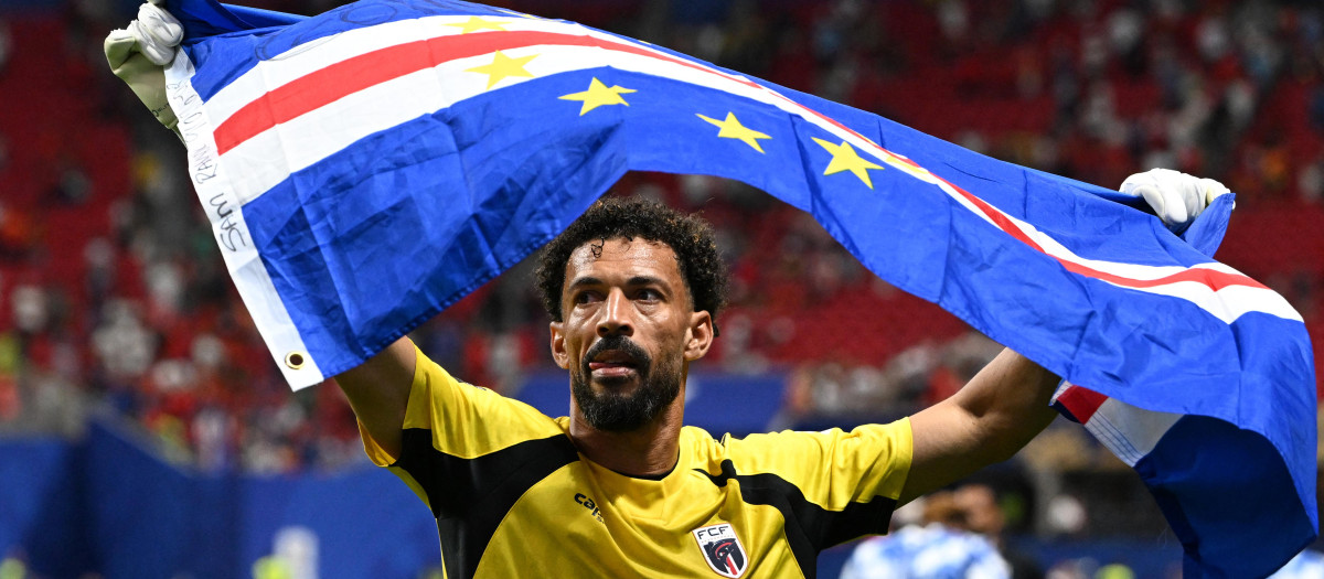 Vozinha, con la bandera de Cabo Verde tras el empate contra España