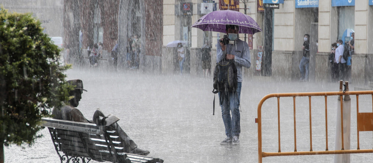 Imagen de archivo de un día de tormenta en León