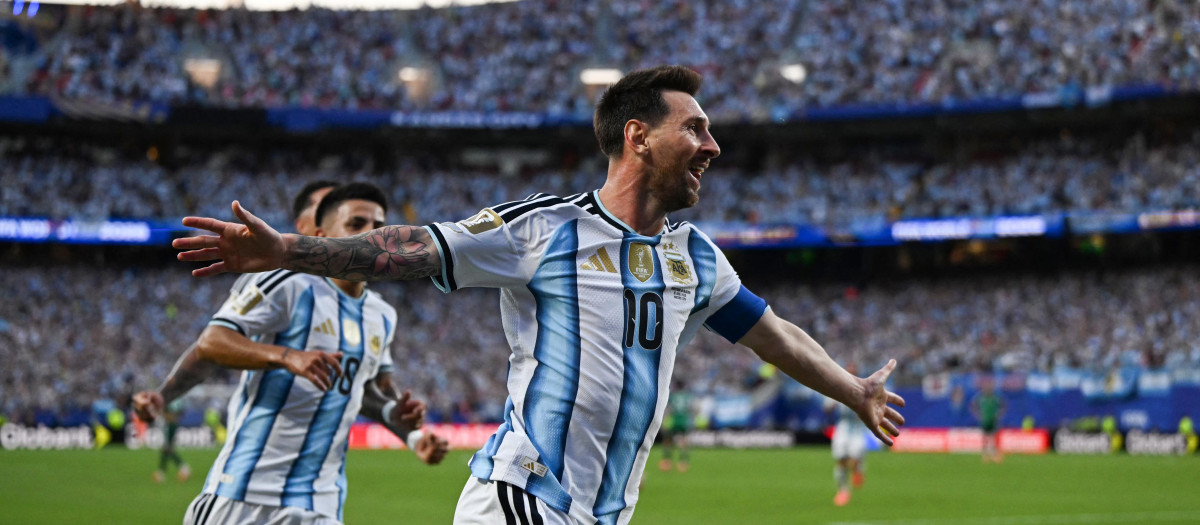 Messi celebra uno de los goles de Argentina ante Argelia