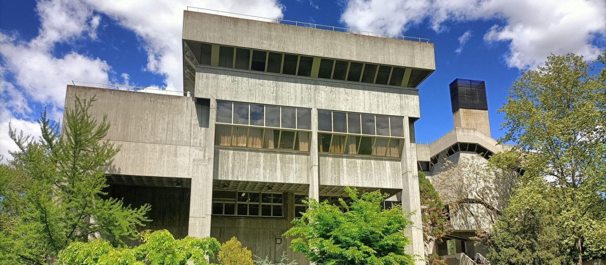 Exterior de la Facultad de Ciencias de la Información de la Universidad Complutense
