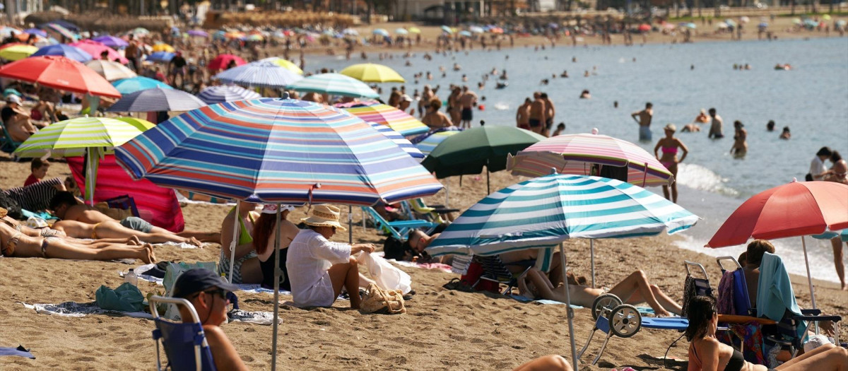 Numerosos turistas y malagueños disfrutan de la playa de La Malagueta