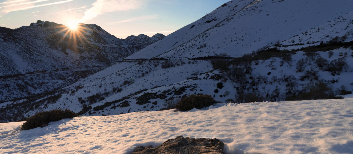 Macizo nevado de Peña Ubiña al atardecer, desde la provincia de León