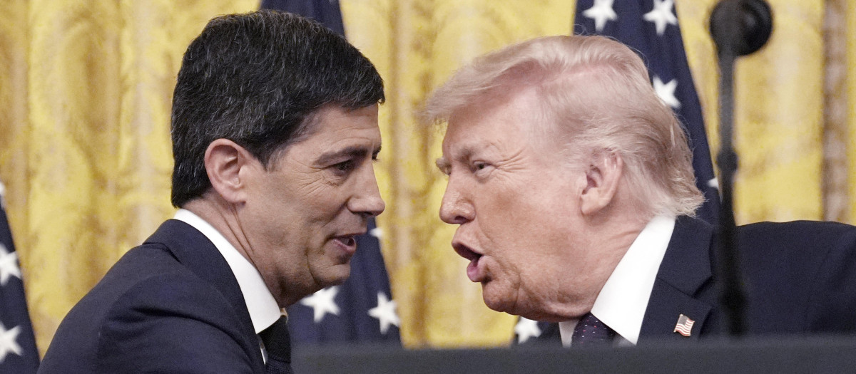 (I-D) El presidente de la FED, Kevin Warsh, junto al presidente de EE.UU., Donald Trump