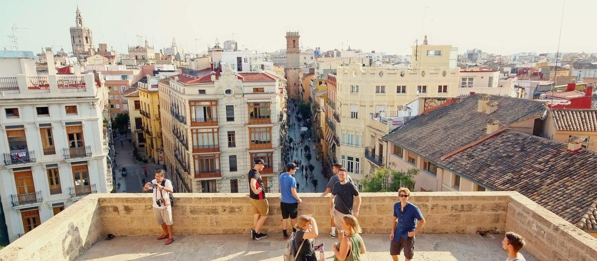Imagen de un grupo de turistas en las Torres de Serranos de Valencia