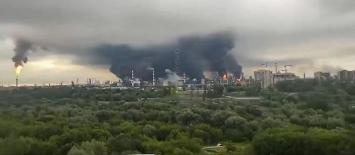 Columnas de humo salen de una refinería de Moscú tras un ataque ucraniano con drones