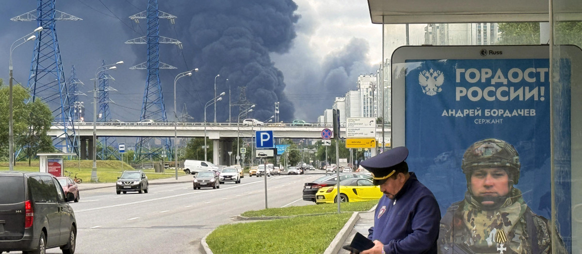 Una columna de humo negro se elevaba desde la refinería de petróleo de la petrolera rusa Gazprom Neft, en las afueras del sureste de Moscú.