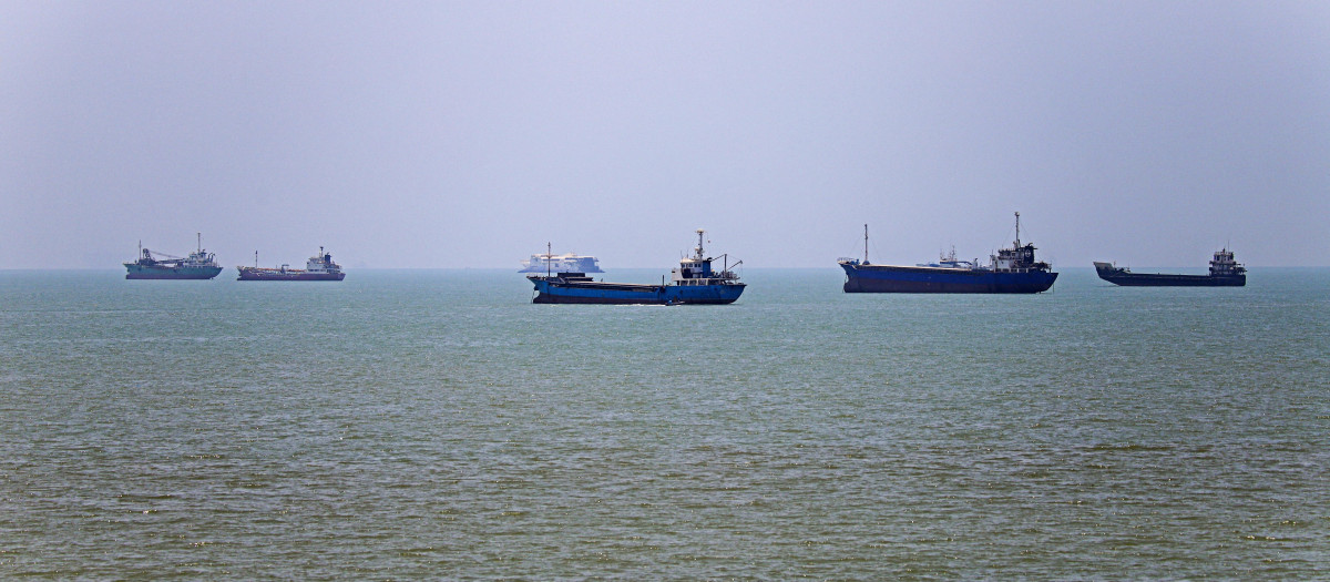 Buques anclados en el puerto iraní de Bandar Abbas, a lo largo del estrecho de Ormuz.
