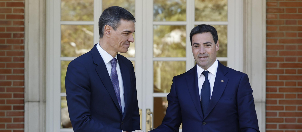 El presidente del Gobierno Pedro Sánchez junto al lehendakari Imanol Pradales en la Moncloa