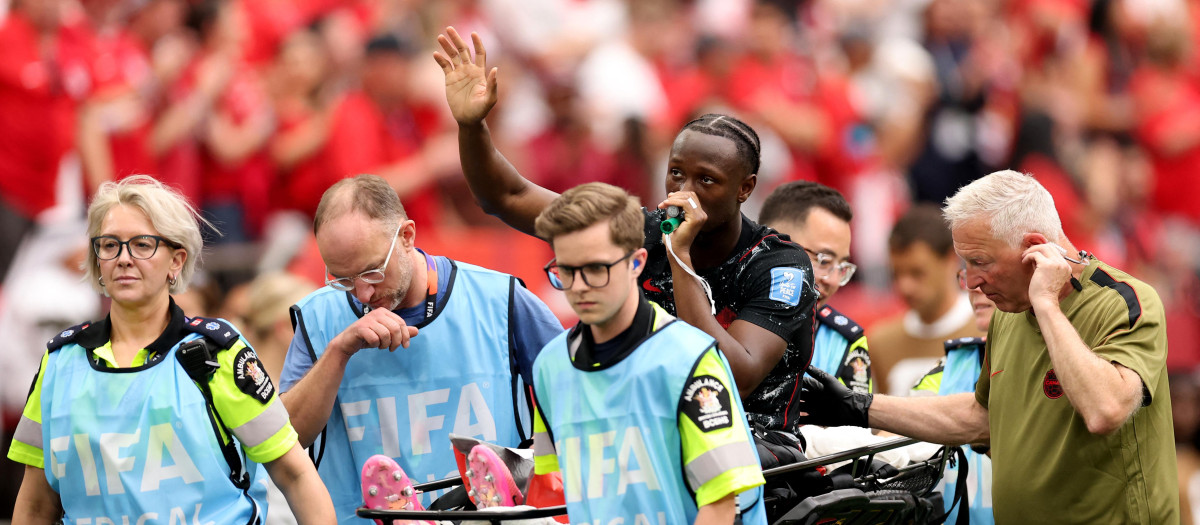 Ismael Koné se retira en camilla tras caer lesionado ante Qatar