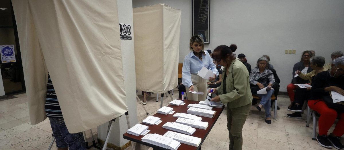 Imagen de archivo de cubanos votando en el consulado de España en La Habana