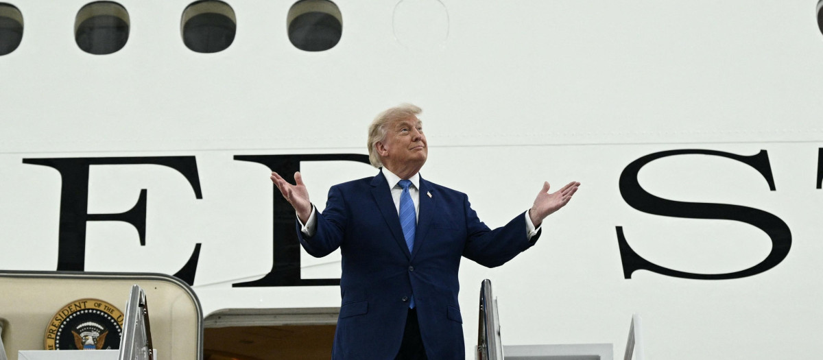 US President Donald Trump steps out of the new Air Force One, gifted to him by Qatar, in a hangar at Joint Base Andrews in Maryland on June 19, 2026. White House officials bade farewell on June 18, 2026 to one of the two jets that have been used to transport US presidents for more than 30 years. The goodbye messages fueled speculation that a Boeing 747 controversially gifted to President Donald Trump by the Gulf emirate of Qatar is now due to enter service. Trump will be heading to Joint Base Andrews before spending the weekend at Camp David. (Photo by Brendan SMIALOWSKI / AFP)