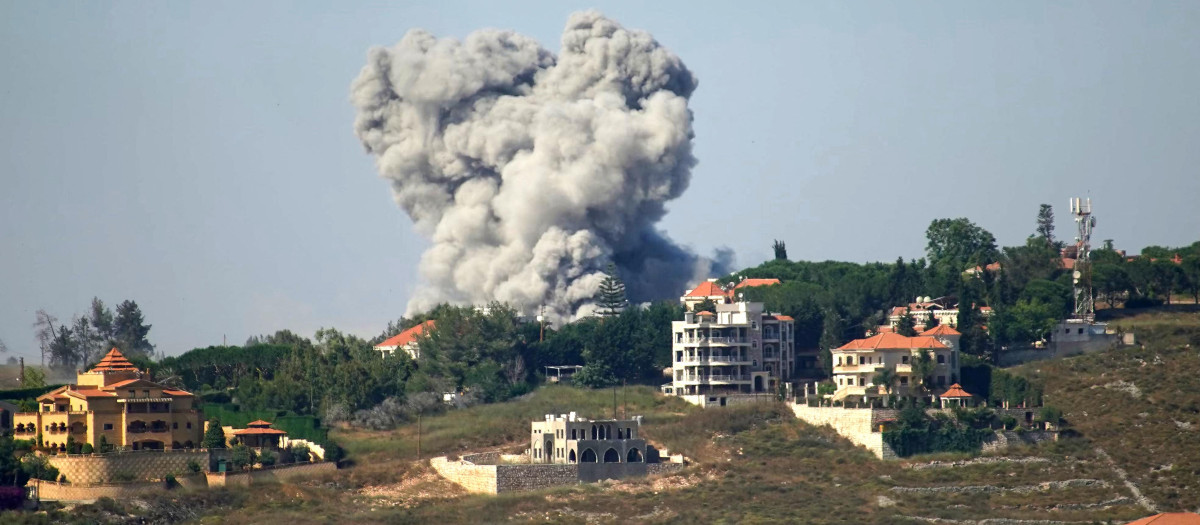 Una columna de humo se eleva en el sur de Líbano tras los bombardeos de Israel