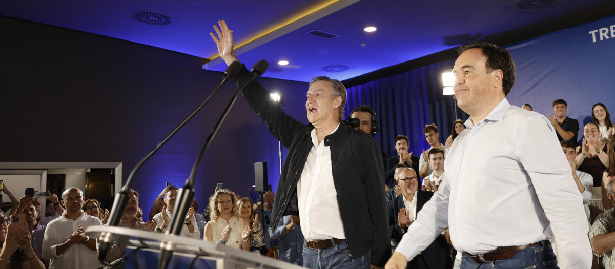Imagen del presidente del Partido Popular, Alberto Núñez Feijóo junto al presidente de la Generalitat y presidente del PPCV, Juanfran Pérez Llorca en el acto de Sueca.