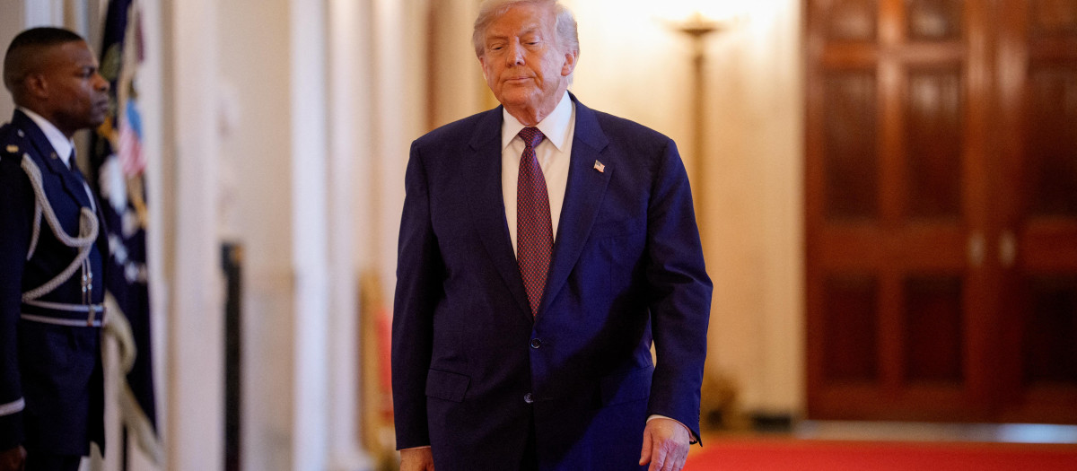 El presidente de Estados Unidos Donald Trump camina por un pasillo de la Casa Blanca