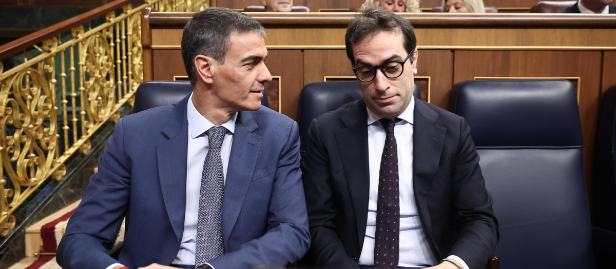 El presidente del Gobierno, Pedro Sánchez, y el vicepresidente y ministro de Economía, Carlos Cuerpo