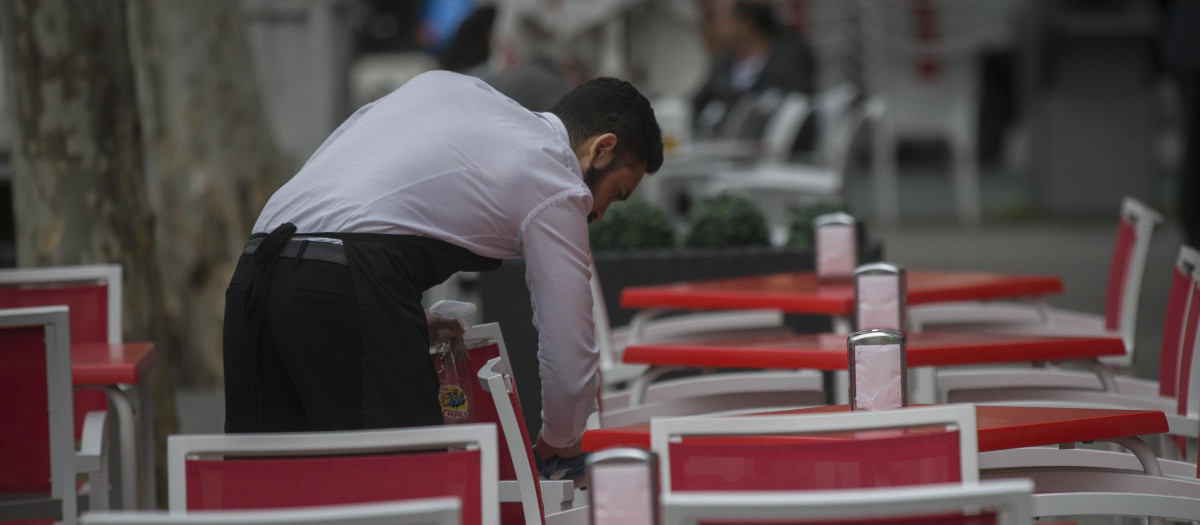 Un camarero en un bar en Sevilla