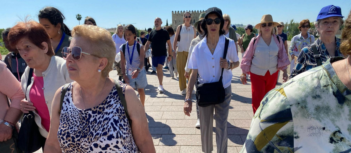 Turistas en el Puente Romano de Córdoba