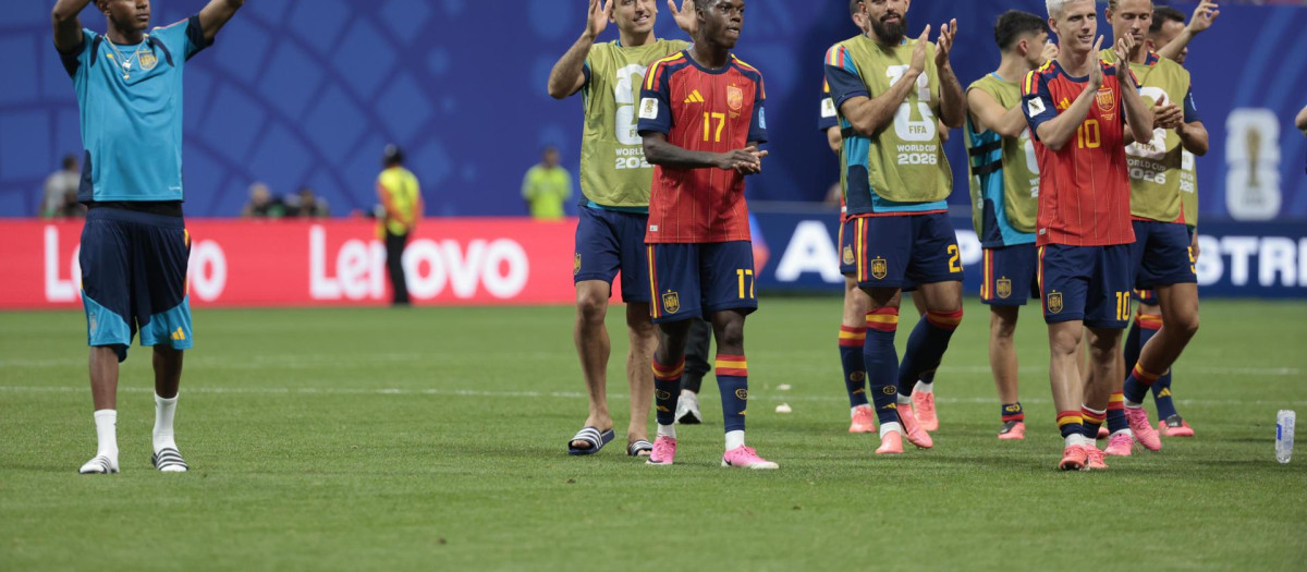ATLANTA (ESTADOS UNIDOS), 21/06/2026.- Los jugadores de la selección española (i-d) Lamine Yamal, Mikel Oyarzábal, Nico Williams y Dani Olmo, al final del partido del Mundial 2026 entre España y Arabia Saudí, con victoria 4-0 este domingo en Atlanta. EFE/Lavandeira Jr