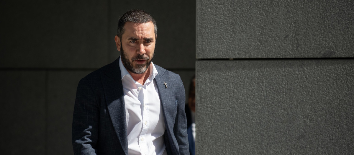 (Foto de ARCHIVO)
El empresario Víctor de Aldama a su salida de la Audiencia Nacional, a 21 de mayo de 2026, en Madrid (España). El juez de la Audiencia Nacional que investiga el 'caso Koldo' ha llamado a declarar como investigado al empresario Víctor de Aldama a raíz del informe de la Unidad Central Operativa (UCO) de la Guardia Civil sobre los contratos de material sanitario adjudicados por Baleares a la presunta trama de mascarillas.

Fernando Sánchez / Europa Press
21/5/2026