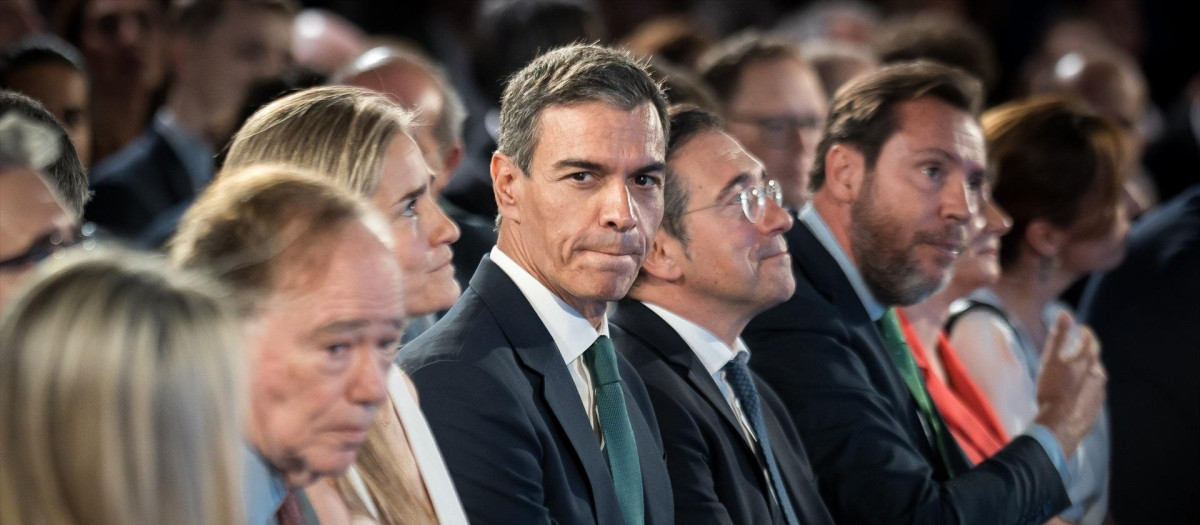 La vicepresidenta tercera y ministra para la Transición Ecológica, Sara Aagesen, el presidente del Gobierno, Pedro Sánchez, el ministro de Exteriores, José Manuel Albares, el ministro de transportes Óscar Puente, la ministra de Vivienda, Isabel Rodríguez, y la ministra de Sanidad, Mónica García