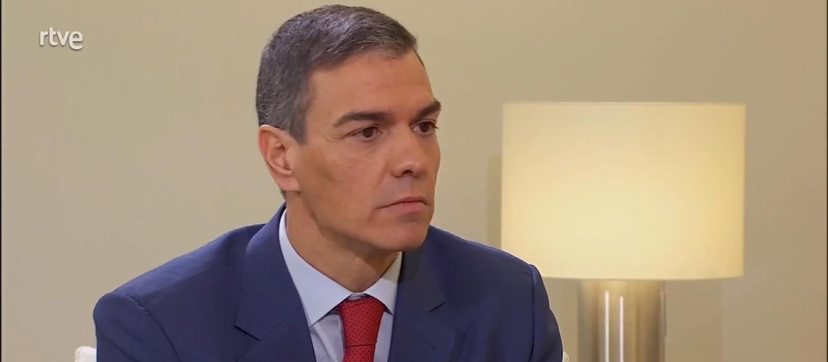 Pedro Sánchez durante su entrevista con Gemma Nierga en RTVE el pasado mes de diciembre