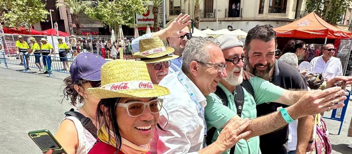 Turistas en las Hogueras de San Juan, Alicante