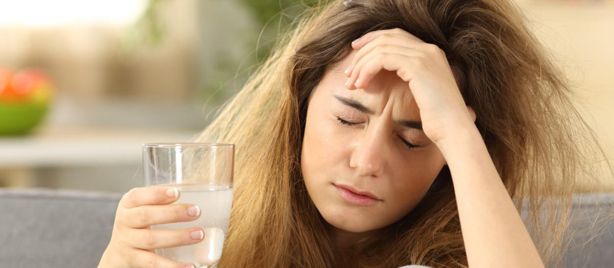 Mujer con resaca