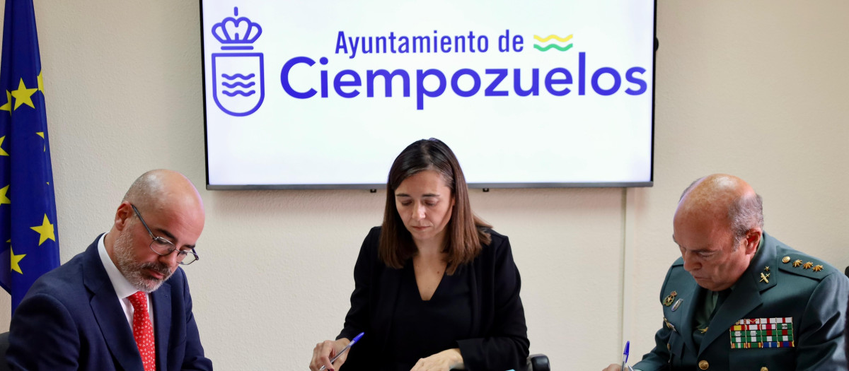 El delegado del Gobierno en Madrid, Francisco Martín, y la alcaldesa de Ciempozuelos, Raquel Jimeno (PSOE)