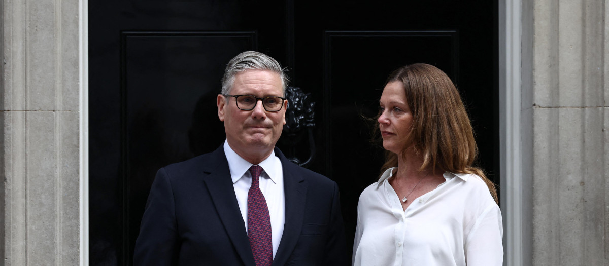 El primer ministro británico, Keir Starmer, posa con su esposa Victoria en la puerta del número 10 de Downing Street